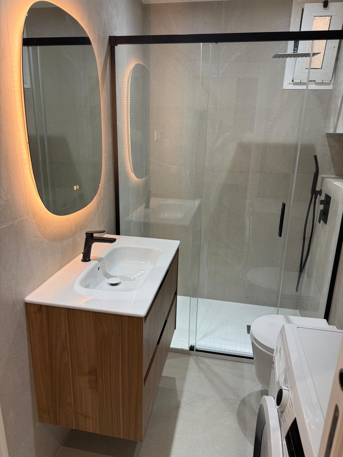 Baño compacto con zona de lavadora