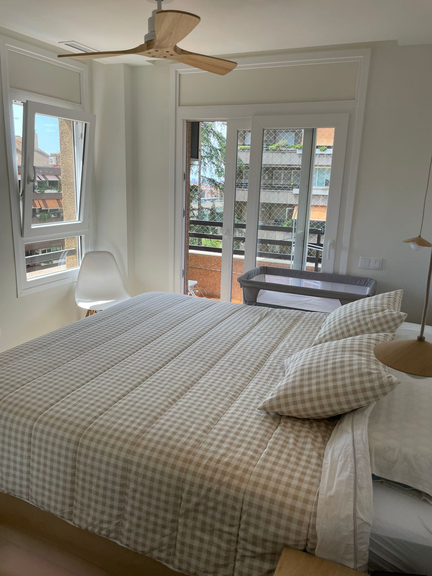 Dormitorio principal con salida a balcón