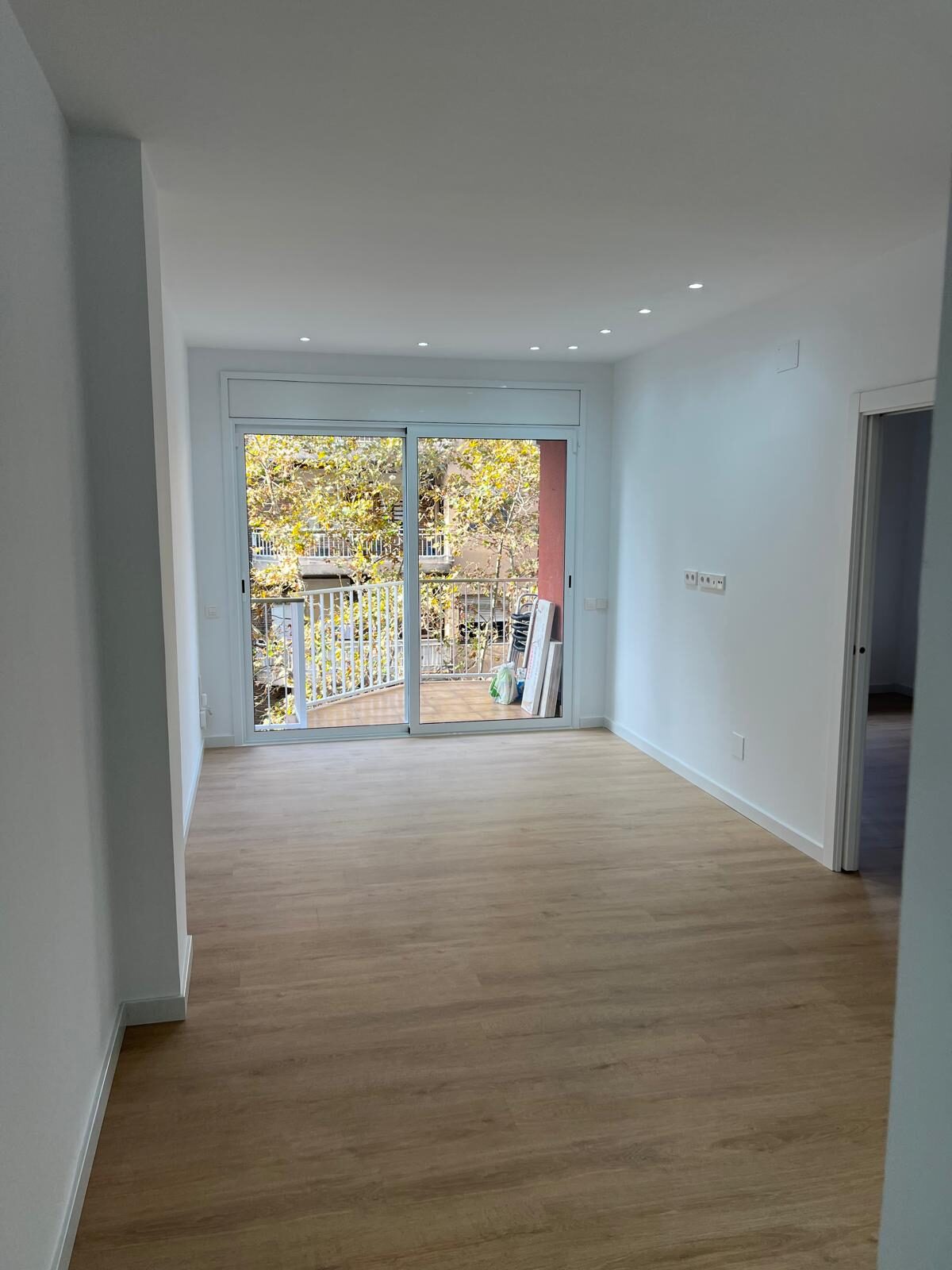 Reforma de salones en Poblenou, Barcelona — Proyecto Pujades de Grupo Arcada Estudio