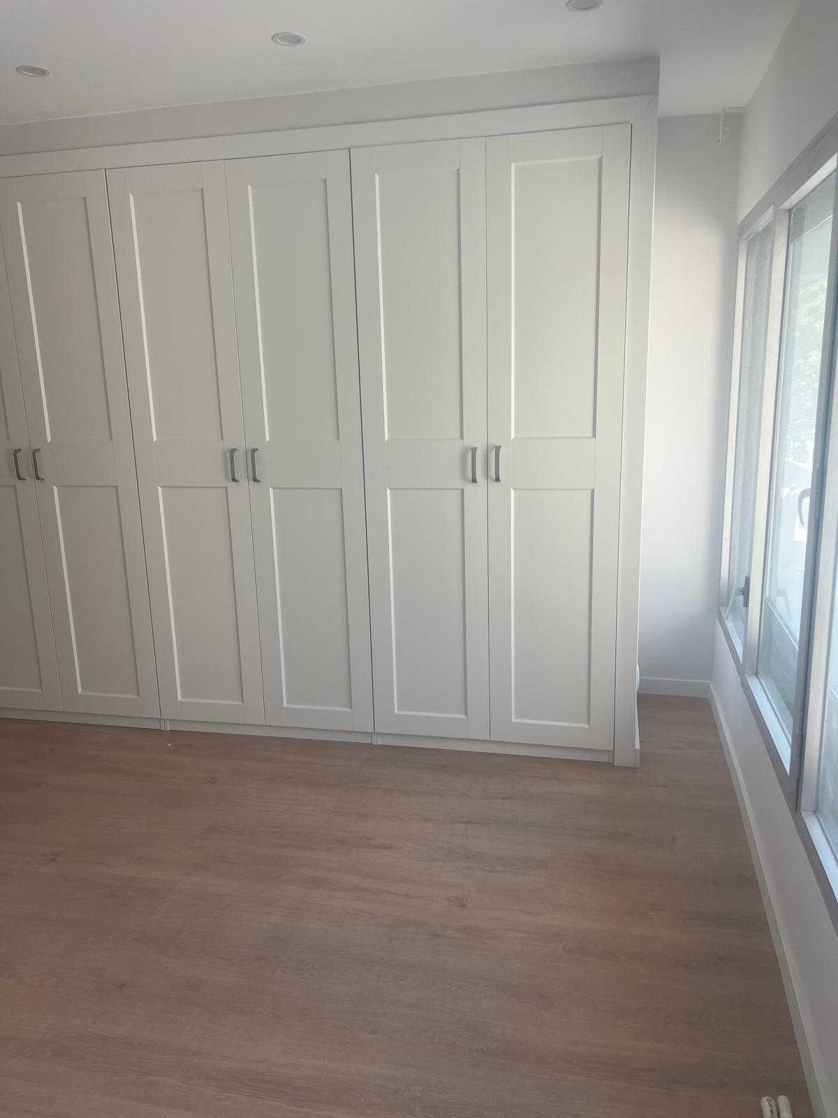 Dormitorio con armarios a medida