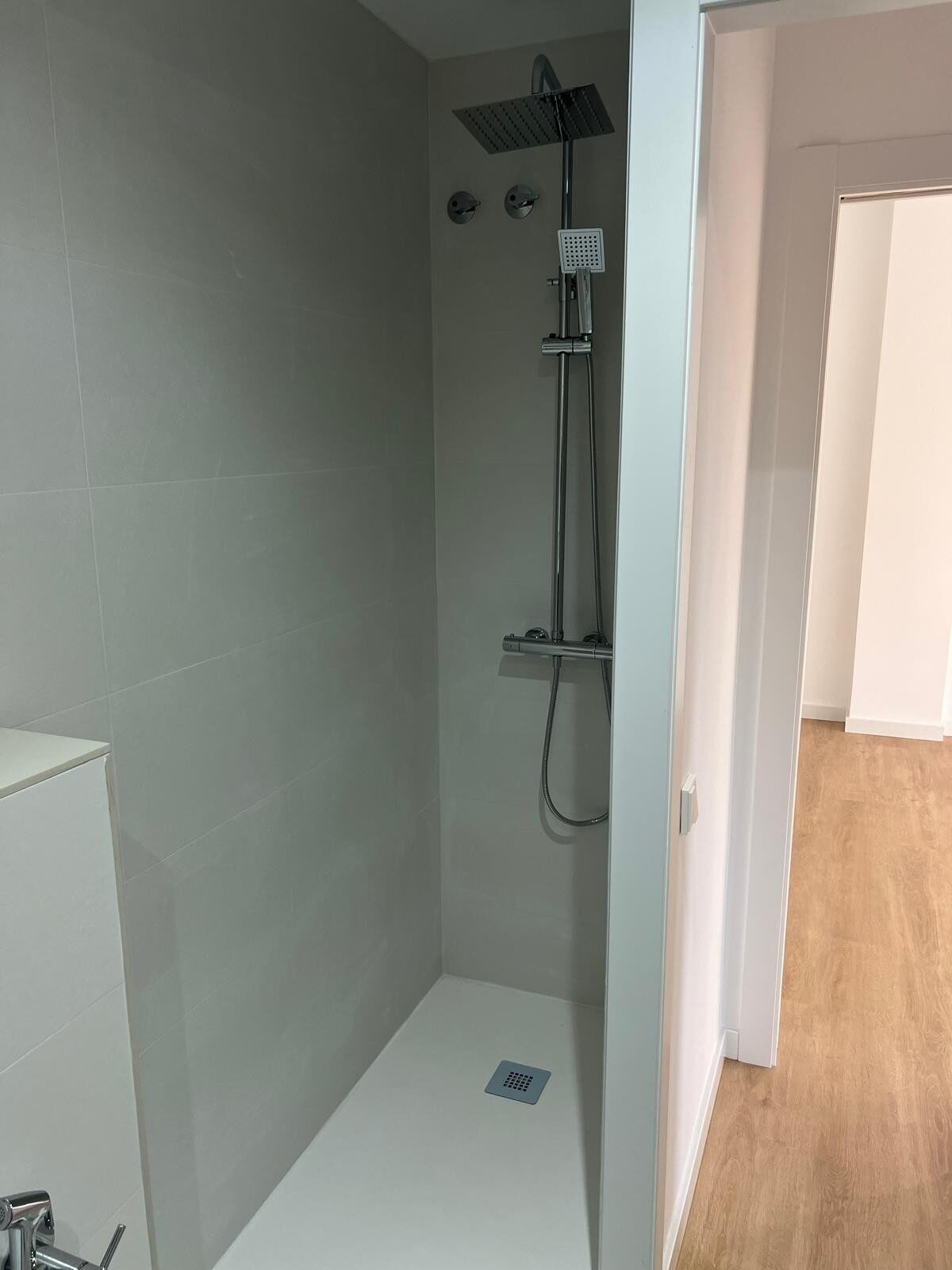Reforma de baños en Poblenou, Barcelona — Proyecto Pujades de Grupo Arcada Estudio