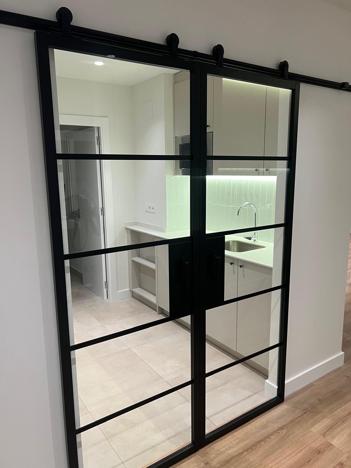 Separación con puerta corredera tipo taller